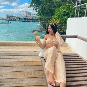 Hello ladies! I’m selling this set from WhiteFox boutique in a cream color.